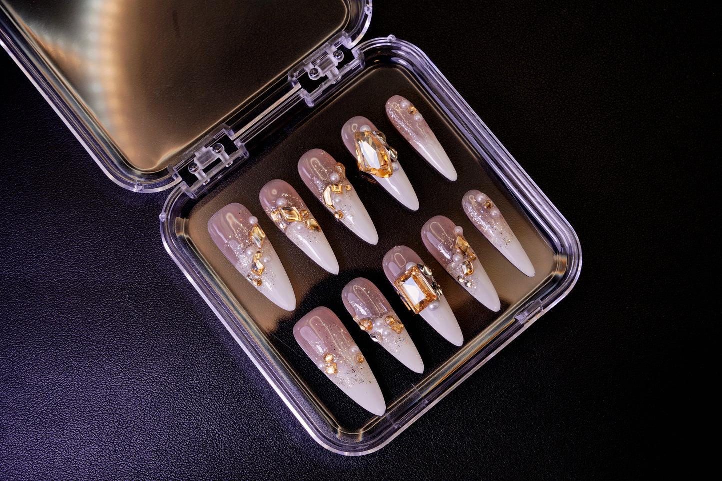 Et komplett Gold Digger's Gala negle sett for en luksuriøs look. Viser de lange stiletto-neglene med en champagne-ombré og gull-detaljer.