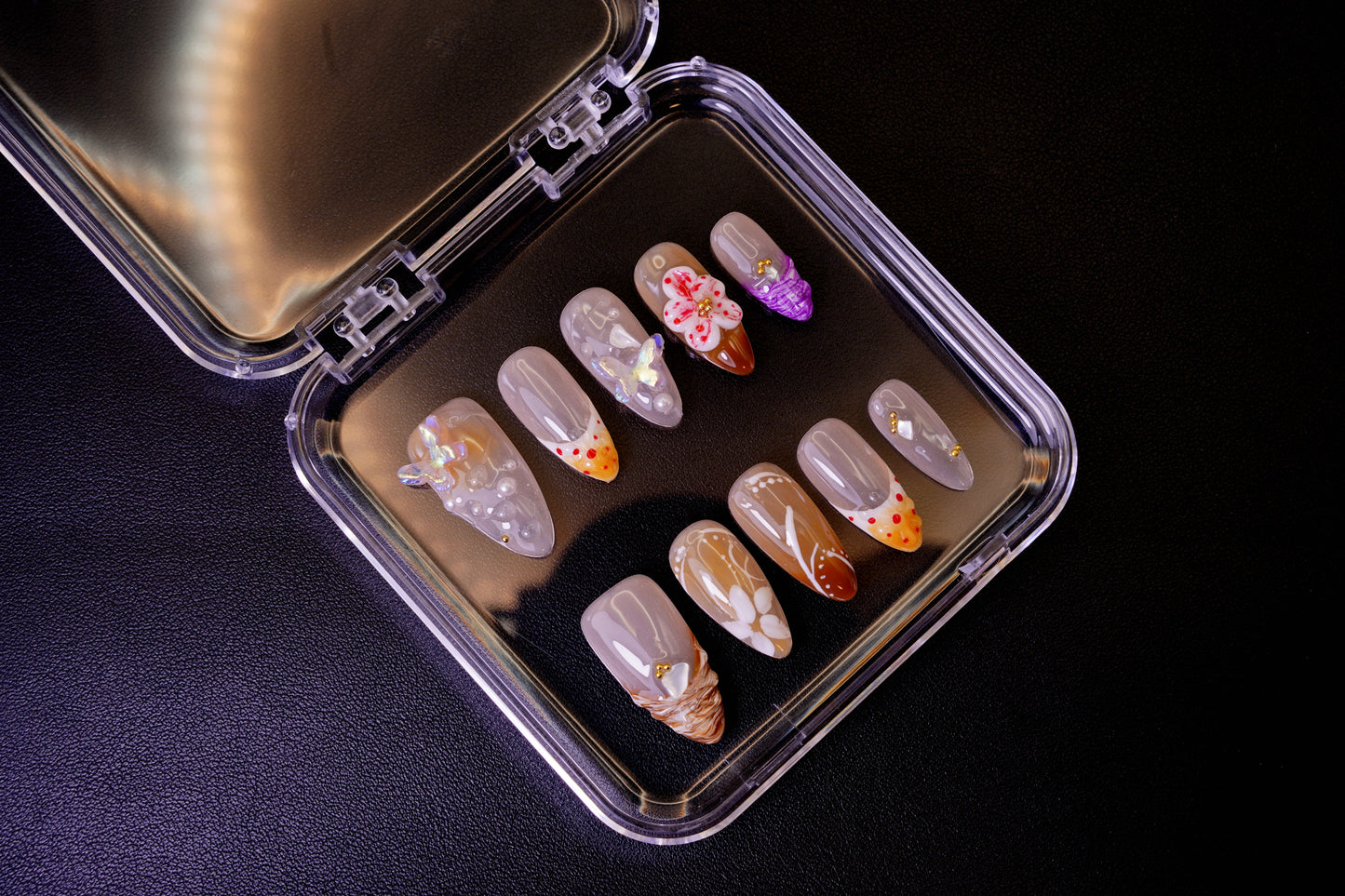 Et komplett Coastal Bloom negle sett med en 'beachy' og lun følelse. Viser de nude og tan-fargede neglene med finurlige, hav-inspirerte detaljer.