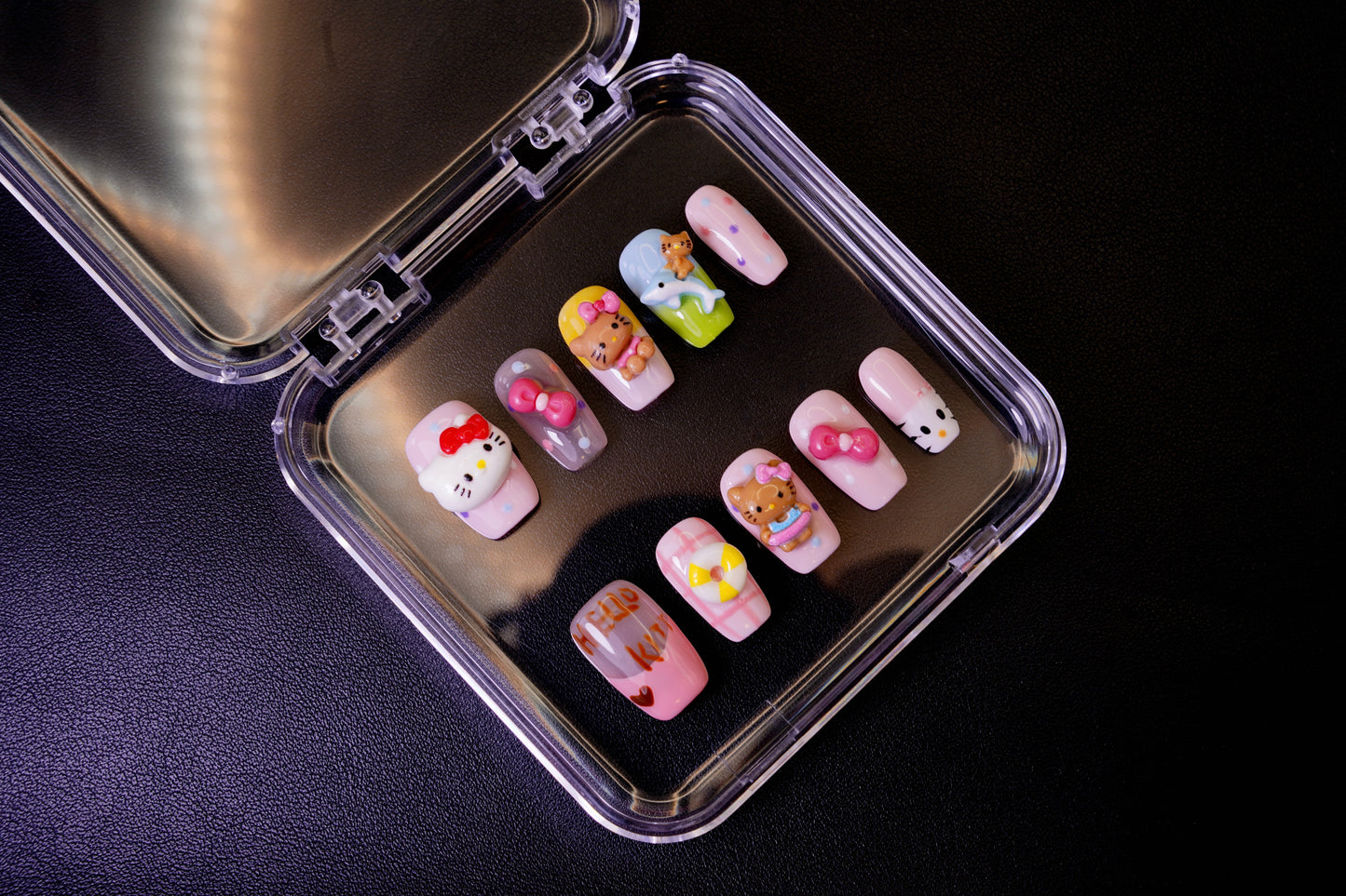 Et komplett Kitty Island negle sett med et lekent sommer-tema. Viser de ulike rosa og pastellfargede neglene med 3D-charms.
