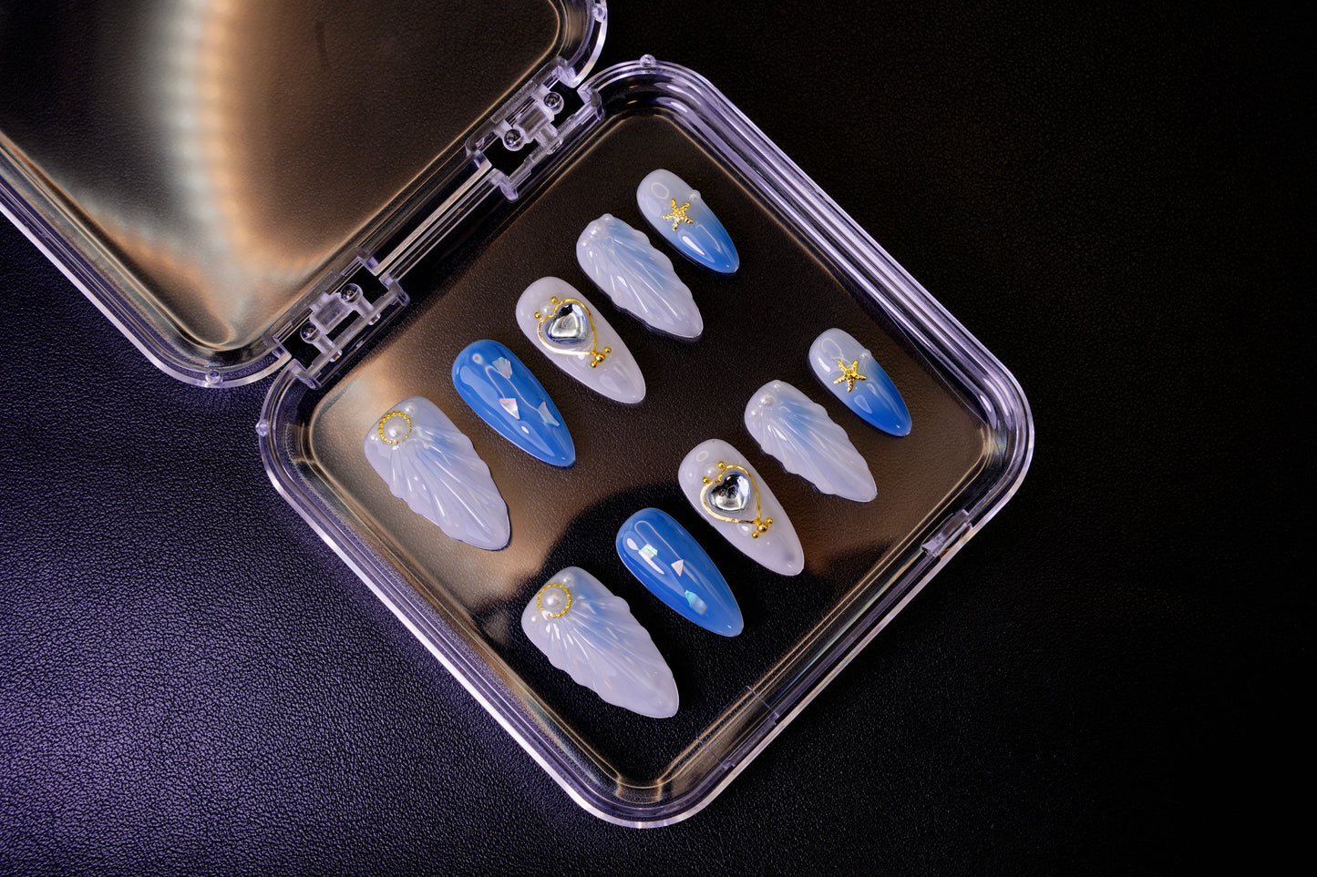 Et komplett See Me Glow negle sett for en 'sjøgudinne'-look. Viser de drømmende, blå og hvite neglene med ulike hav-inspirerte detaljer.