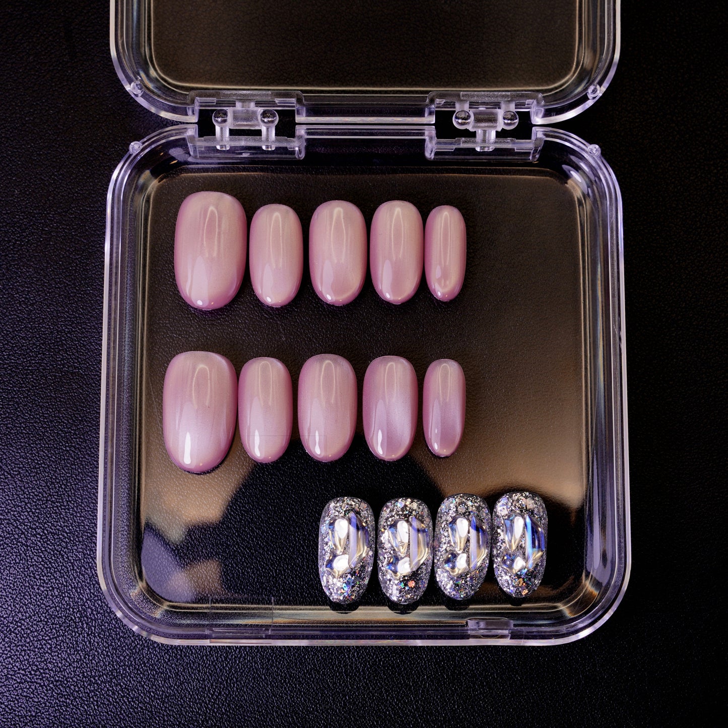Ovenfra-bilde av Stardust press on negler i etui, som viser 'mix and match'-settet. Inkluderer både mauve-fargede sateng-negler og ekstra sølvglitter-negler.