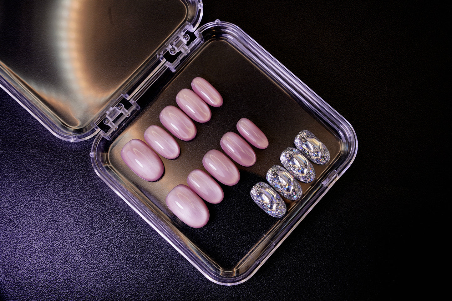 Et komplett Stardust negle sett, designet for å mikse og matche. Viser både de elegante, lilla sateng-neglene og de dristige sølvglitter-neglene.
