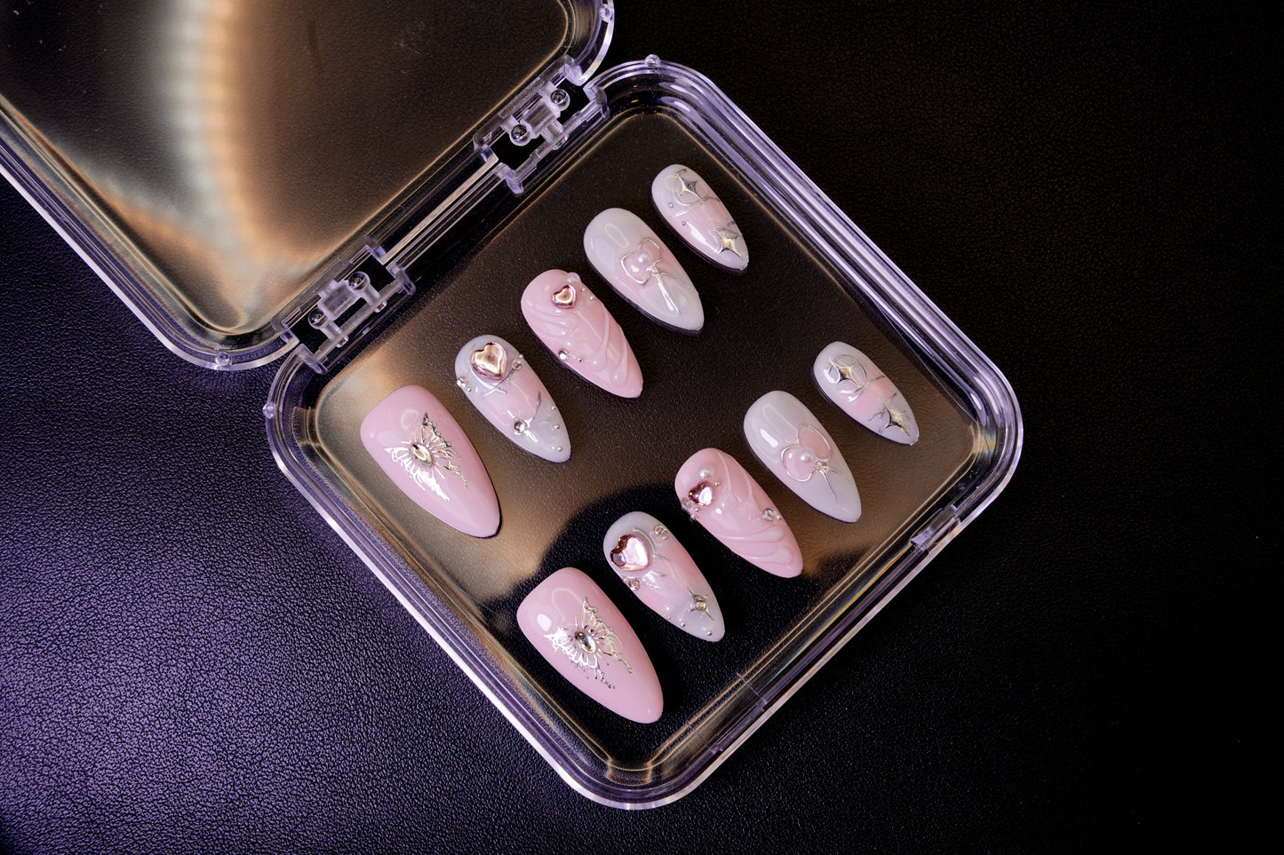 Et komplett Butterfly Wish negle sett for en myk 'angelcore'-look. Viser de ulike designene med sommerfugler, hjerter og sølv-detaljer.
