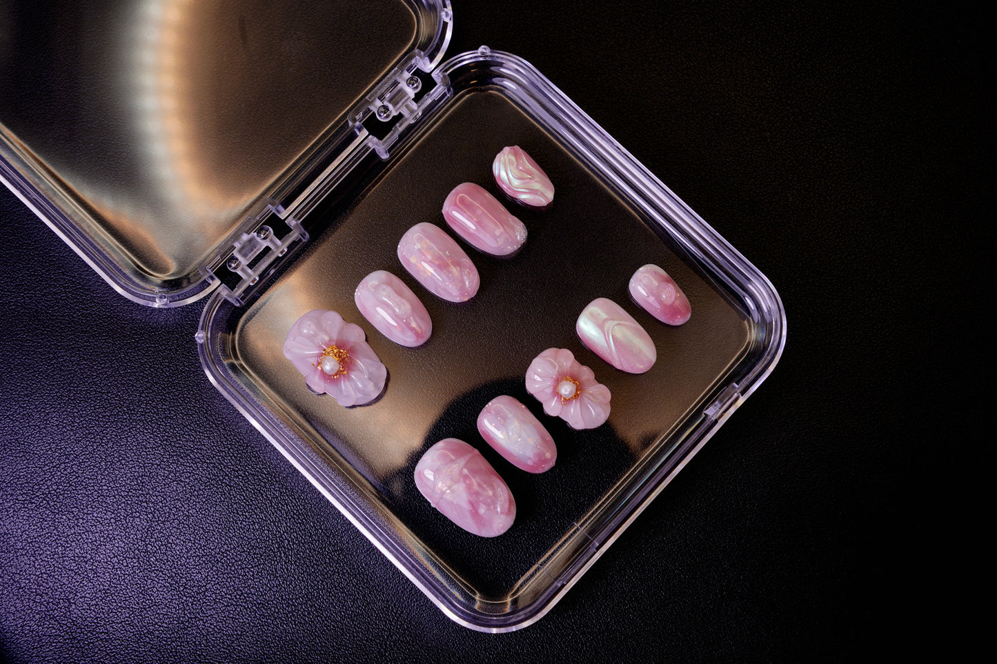 Et komplett Flower Therapy negle sett for en 'soft glam'-look. Viser de eteriske, rosa neglene med blomsterdetaljer og en glossy finish.