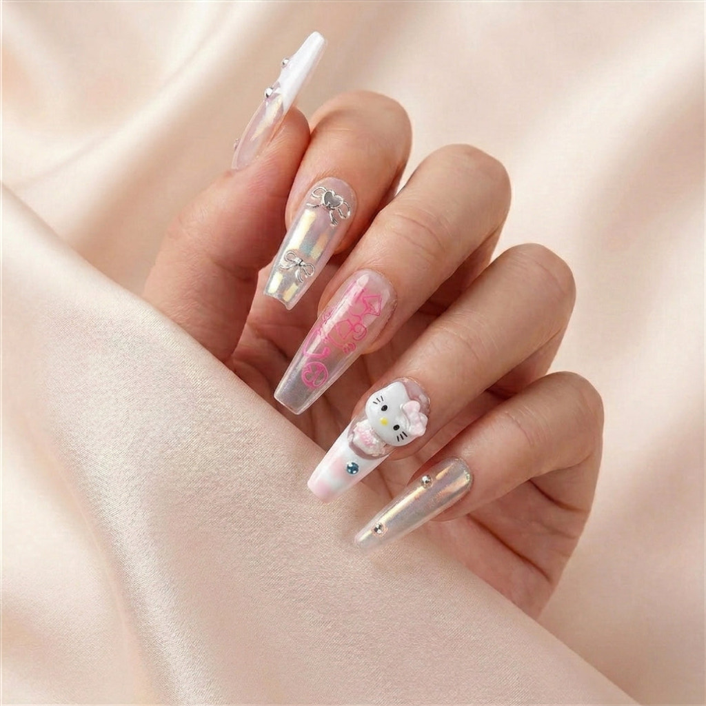 Hånd på beige silkestoff med Y2K Royalty press on negler — håndlaget, gjenbrukbare extra lange coffin-negler med holografisk pearl chrome, Hello Kitty charm og 3D sølv sløyfer.