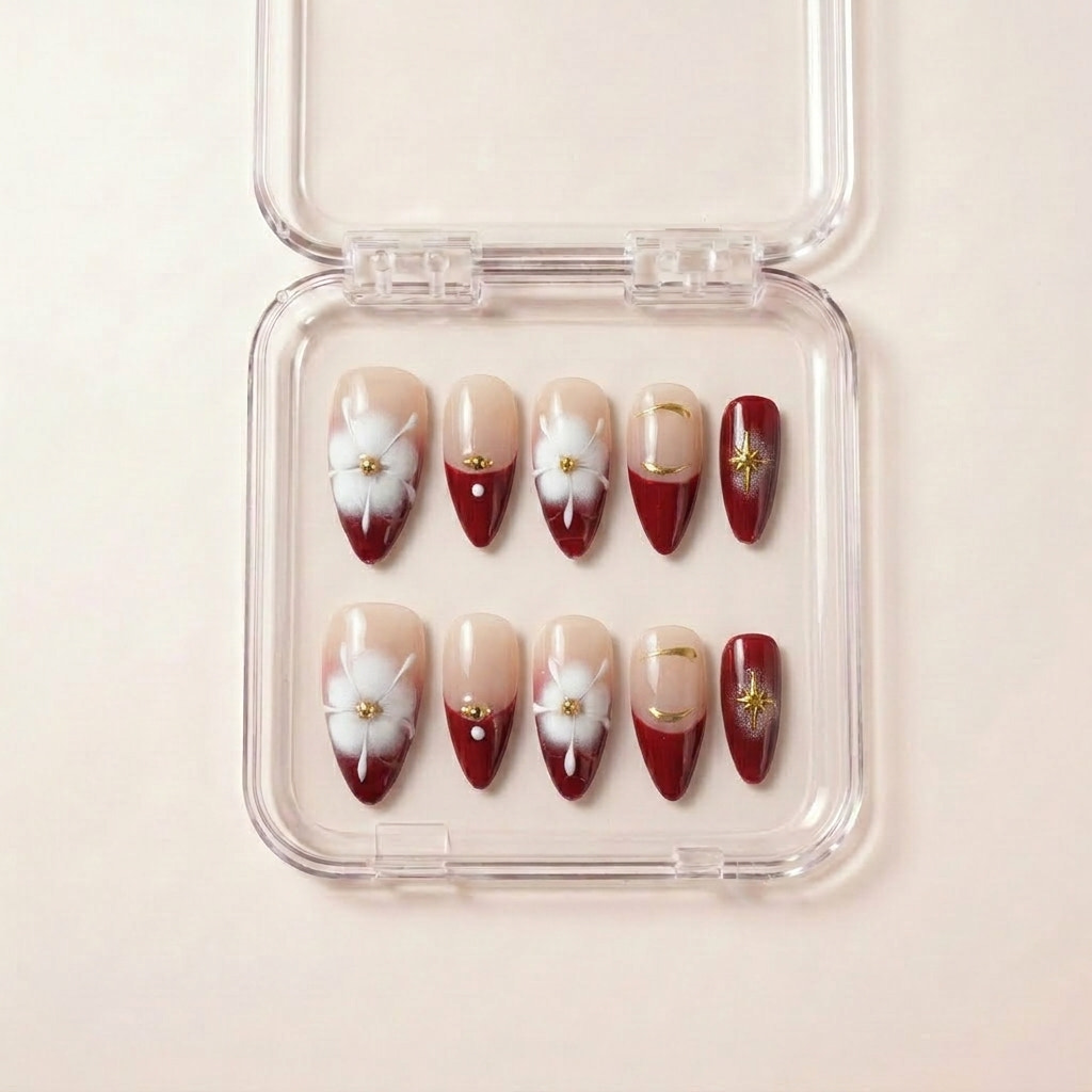 Rosemaling Royalty press on nails i etui — håndlaget almond-negler med vinrød ombré-tipp, 3D hvite blomster med gull i hjertet, gull halvmåne og sølje-inspirert gullstjerne.