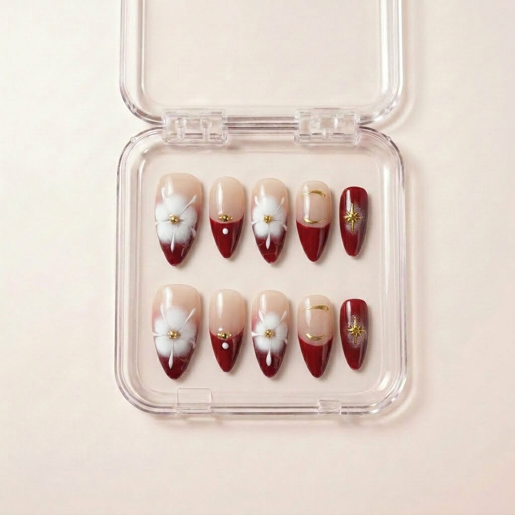 Rosemaling Royalty press on nails i etui — håndlaget almond-negler med vinrød ombré-tipp, 3D hvite blomster med gull i hjertet, gull halvmåne og sølje-inspirert gullstjerne.