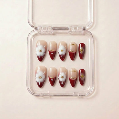 Rosemaling Royalty press on nails i etui — håndlaget almond-negler med vinrød ombré-tipp, 3D hvite blomster med gull i hjertet, gull halvmåne og sølje-inspirert gullstjerne.