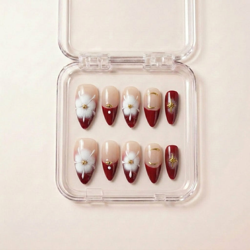 Rosemaling Royalty press on nails i etui — håndlaget almond-negler med vinrød ombré-tipp, 3D hvite blomster med gull i hjertet, gull halvmåne og sølje-inspirert gullstjerne.