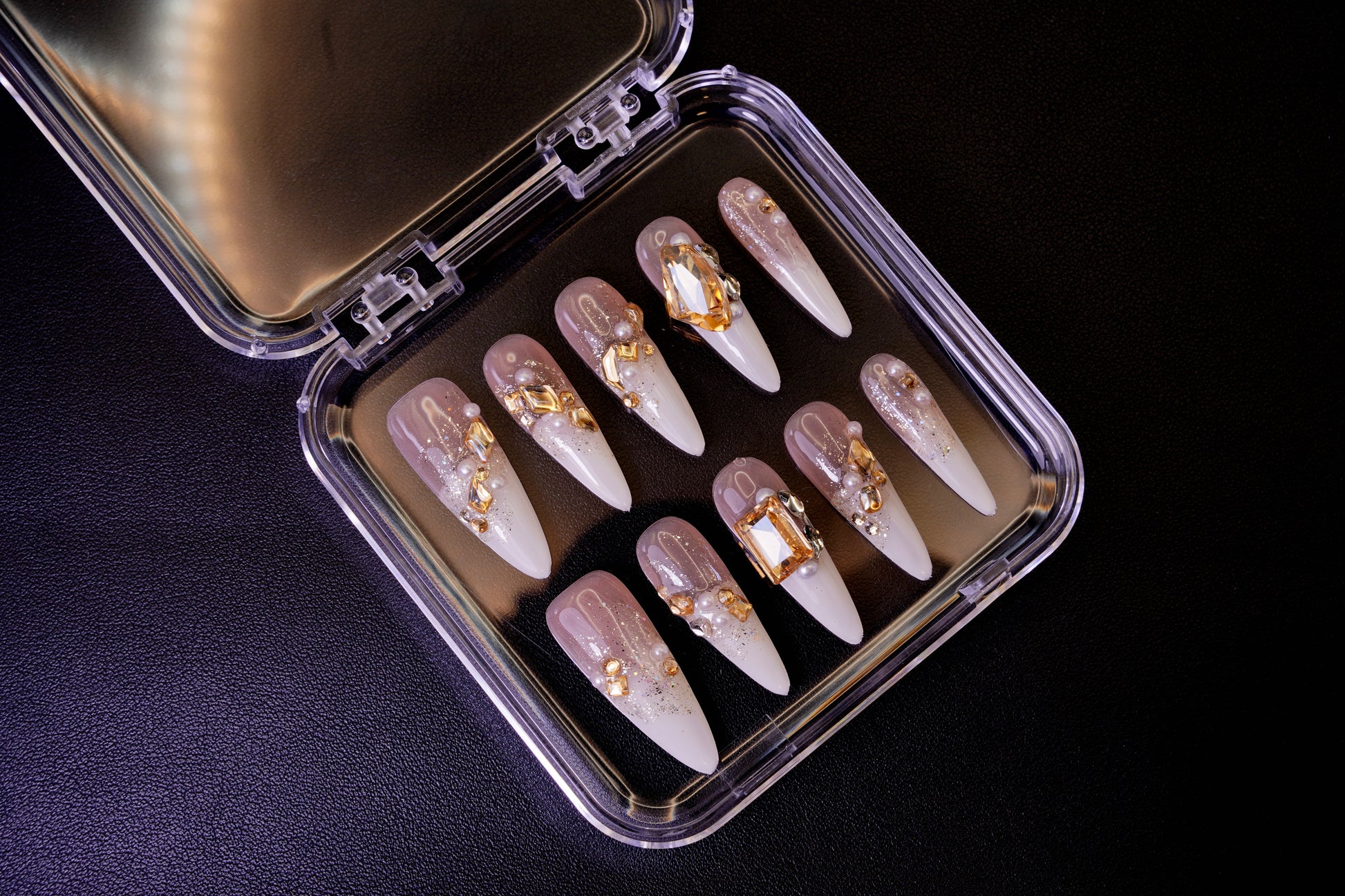 Et komplett Gold Digger's Gala negle sett for en luksuriøs look. Viser de lange stiletto-neglene med en champagne-ombré og gull-detaljer.