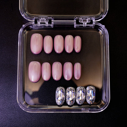 Ovenfra-bilde av Stardust press on negler i etui, som viser 'mix and match'-settet. Inkluderer både mauve-fargede sateng-negler og ekstra sølvglitter-negler.