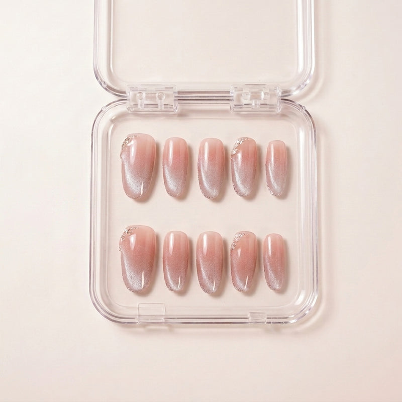 Angel Glaze press on nails i etui — håndlaget almond-negler med nude rosa til sølvglitter ombré og små sølv 3D blad-detaljer ved neglerot.