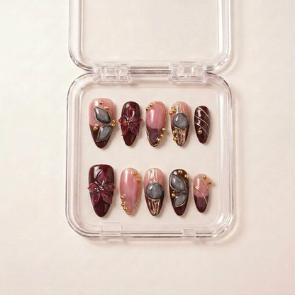 Blood Moon press on negler i etui — håndlaget sett med almond-negler i dyp vinrød og svart med moonstone-cabochoner, gull-3D-blomster og gulltråd.
