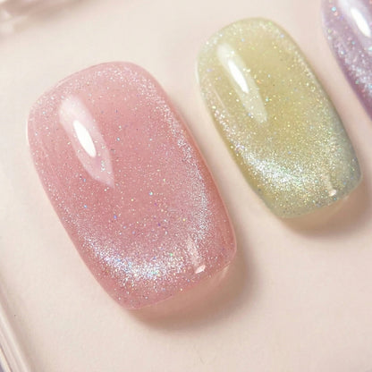 Makro-nærbilde av Cotton Candy løsnegler — falske negler med lim, med pastell cat-eye shimmer og iridescent glossy finish i mintgrønn, rosa og lilla.