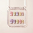 Cotton Candy press on nails i etui — håndlaget firkantede negler i pastell-regnbue med rosa, lilla, mintgrønn, gul og fersken cat-eye shimmer.
