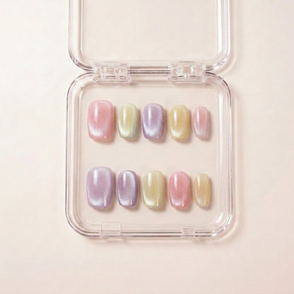 Cotton Candy press on nails i etui — håndlaget firkantede negler i pastell-regnbue med rosa, lilla, mintgrønn, gul og fersken cat-eye shimmer.