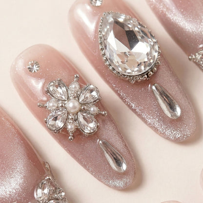 Makro-nærbilde av Diamond Affair løsnegler — sølvkrystaller, 3D-sommerfugl og dråpe-diamant over nude-perle.