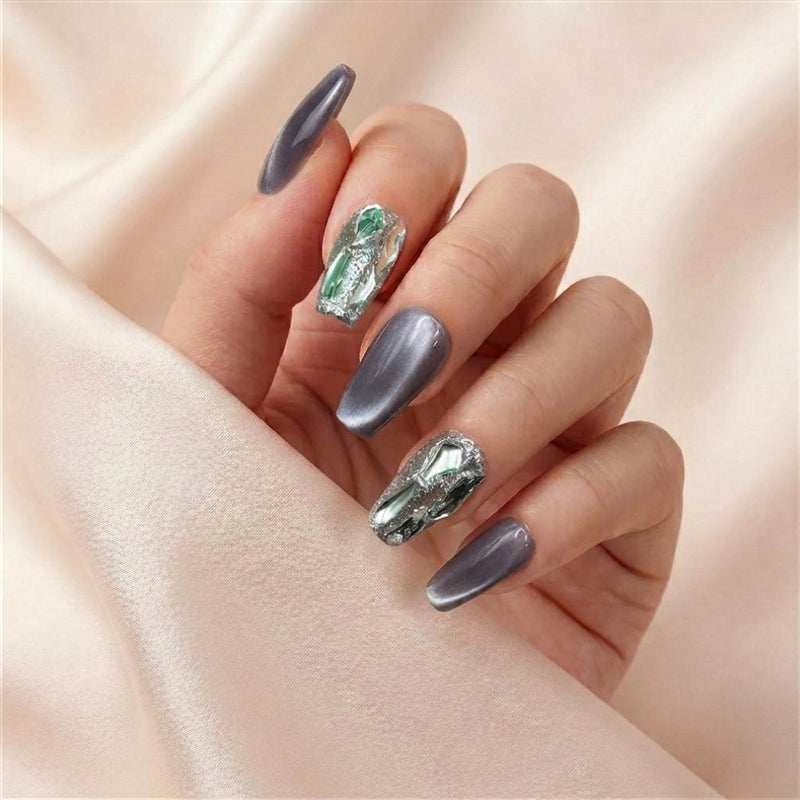 Hånd på lyserosa silkestoff med Frostbite press on negler — håndlaget, gjenbrukbare coffin-negler med chrome lavendel-metallic base og 3D krystall-shards accent.