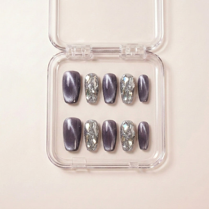 Frostbite press on nails i etui — håndlaget coffin-negler med lavendel-grå cat-eye metallic shimmer og accent-negler med 3D krystall-shards over sølvglitter.