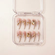 Gold Digger's Gala press on nails i etui — håndlaget extra lange stiletto-negler med champagne-rosa til hvit ombré, gullfargede edelstener, perler og sølvglitter.