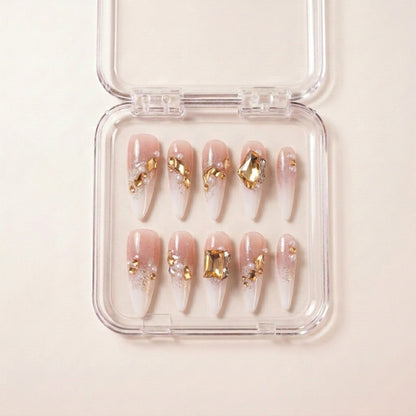 Gold Digger's Gala press on nails i etui — håndlaget extra lange stiletto-negler med champagne-rosa til hvit ombré, gullfargede edelstener, perler og sølvglitter.