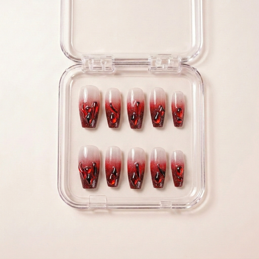 Hotter Than Revenge press on nails i etui — håndlaget sett med coffin-formede negler, milky white base, dyp blodrød ombré-tipp og glossy 3D drip-detaljer.