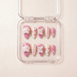 Kawaii Crisis press on nails i etui — håndlaget almond-formede negler med rosa og kremfarget base, håndmalte hjerter og Hello Kitty 3D charms.