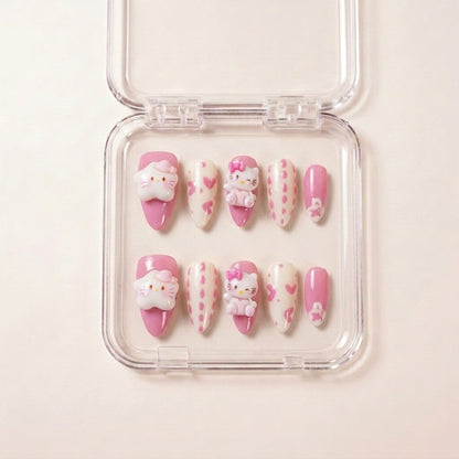 Kawaii Crisis press on nails i etui — håndlaget almond-formede negler med rosa og kremfarget base, håndmalte hjerter og Hello Kitty 3D charms.