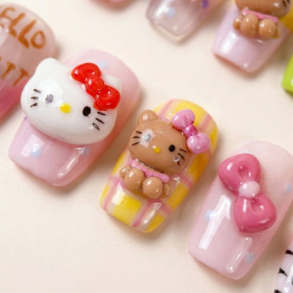 Makro-nærbilde av Kitty Island løsnegler — falske negler med lim, med detaljerte 3D karakter-charms, rosa sløyfe og livbøye i tropisk kawaii-tema.