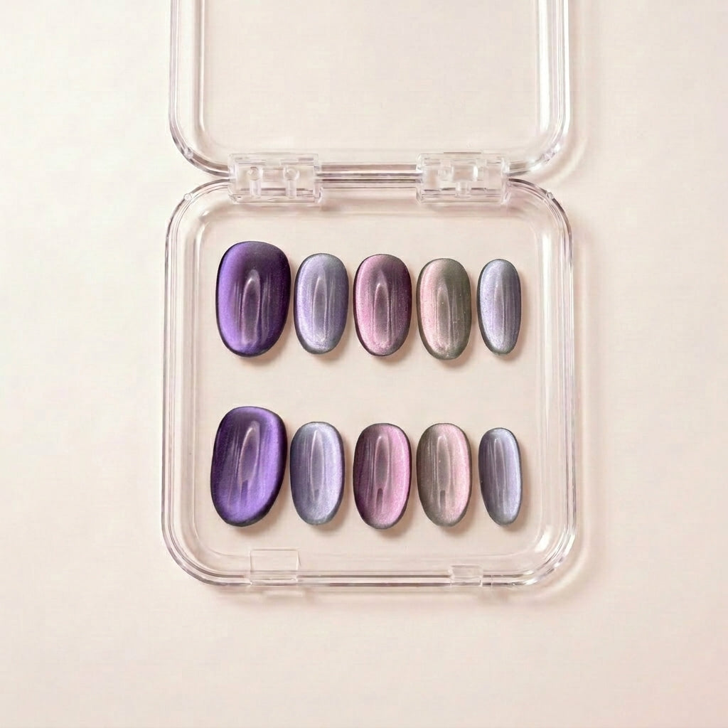 Lavender Haze press on negler i etui — håndlaget sett med korte oval-negler i multichrome cat-eye i lilla, sølv og taupe.