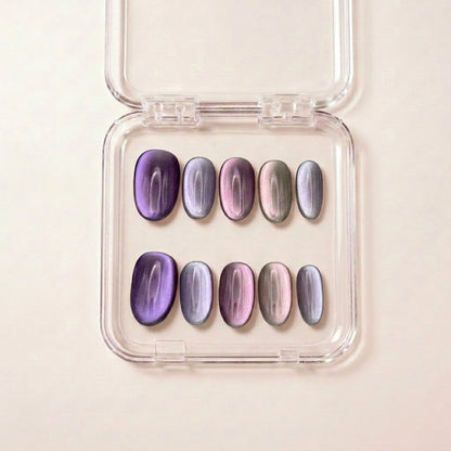 Lavender Haze press on negler i etui — håndlaget sett med korte oval-negler i multichrome cat-eye i lilla, sølv og taupe.
