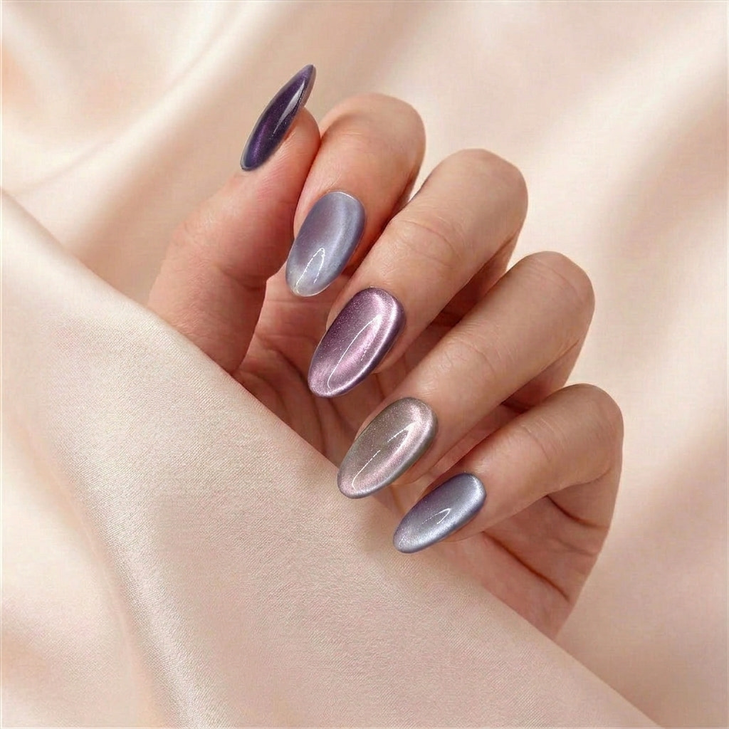 Hånd med Lavender Haze press on negler — gjenbrukbare korte oval-negler i magnetisk lilla multichrome.