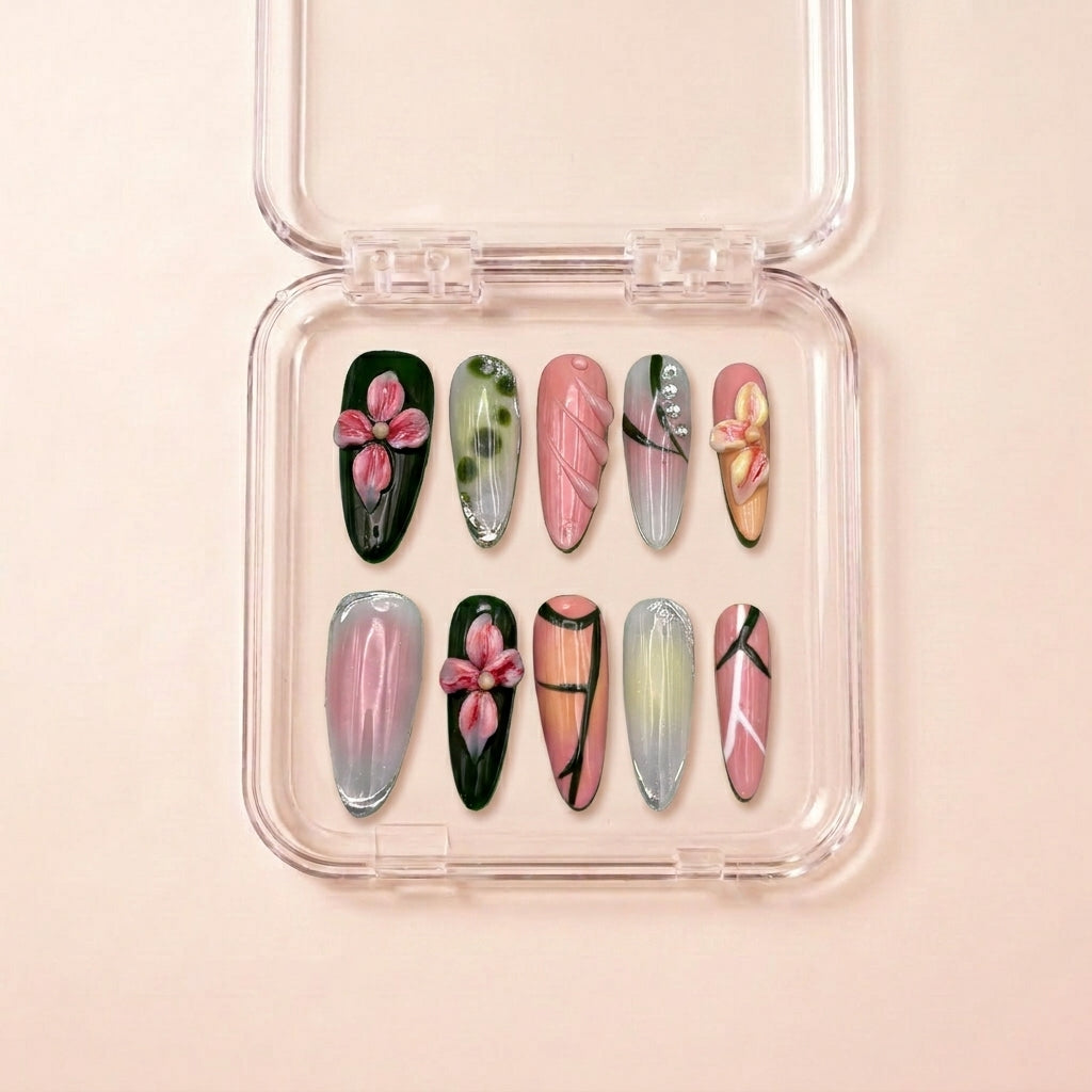 Matcha Mood press on negler i etui — håndlaget sett med almond-negler i skoggrønn og jade-marmor med 3D kirsebærblomster, svarte streker og krystaller.