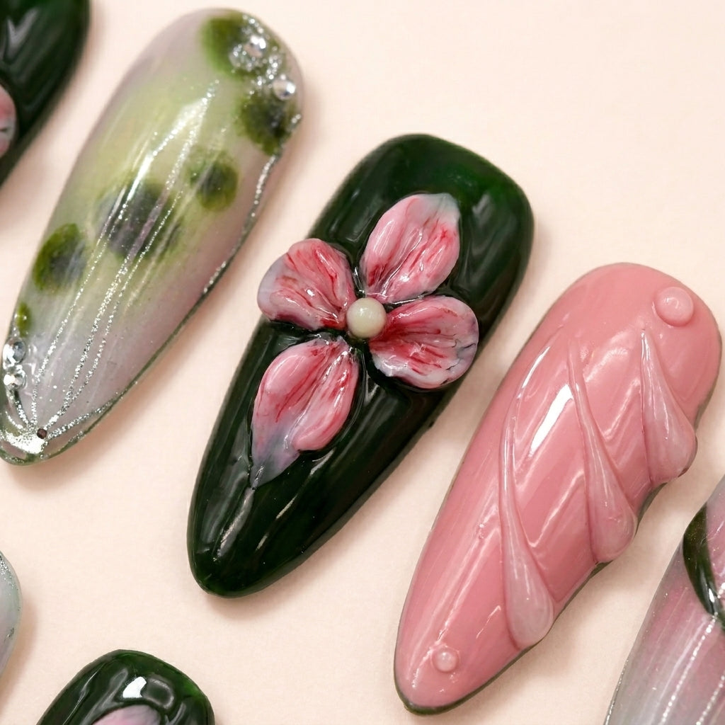 Matcha Mood løsnegler i etui — grønn marmor, perlerosa chrome og 3D kirsebærblomster.