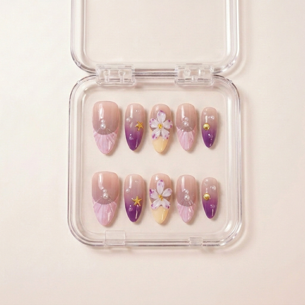 Siren's Blush press on nails i etui — håndlaget almond-negler med lilla ombré, seashell rosa, 3D hvite blomster, perler, sjell-charms og gullfargede sjøstjerner.