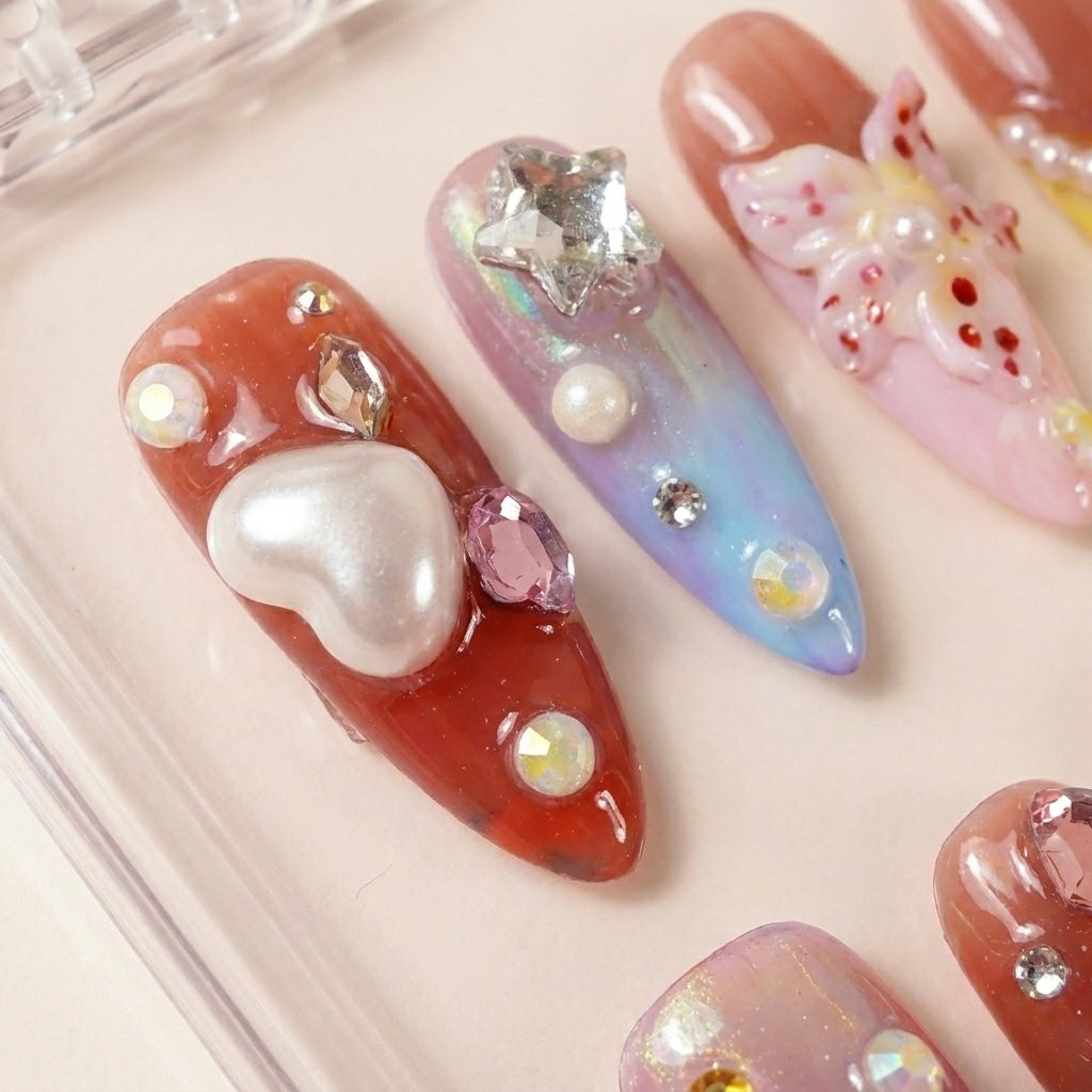 Makro-nærbilde av Starstruck in Waikiki løsnegler — falske negler med lim, med detaljer av 3D hibiscus-blomster, perler, rhinestones og chrome hjerte-charm.