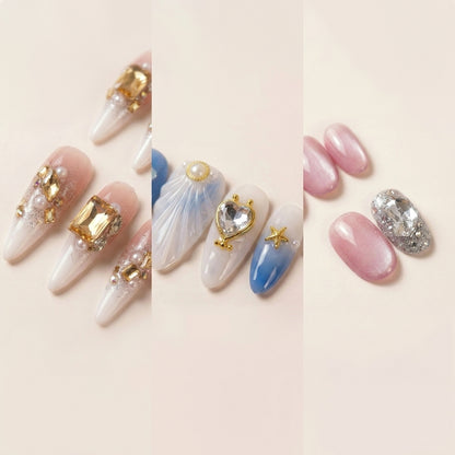 Nærbilde-triptyk av The Glam Edit-nagler — Gold Digger's Gala med gull krystaller og perler, See Me Glow med skjell-charm og blå French tip, Stardust i rosa chrome med diamant-detalj.