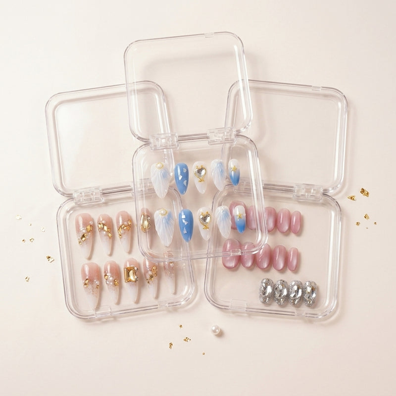 The Glam Edit styled shot — tre transparente esker med See Me Glow havmotiv-negler, Gold Digger's Gala krystall-stiletto og Stardust rosa chrome, strødd med gullflak.