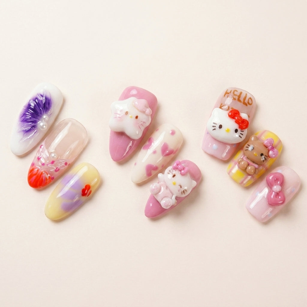 Makro-nærbilde av The Kawaii Edit — håndmalte almond-negler med Hello Kitty-charms, rosa hjerter, bamser og 3D daisy-detaljer fra Kitty Island, Kawaii Crisis og Tutti Cutie.
