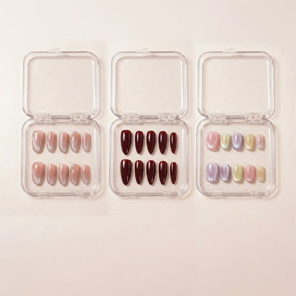 The Minimalist Edit styled shot — tre transparente esker med Angel Glaze nude glitter-negler, Cherry on Top mørk kirsebærrød stiletto og Cotton Candy pastell chrome.