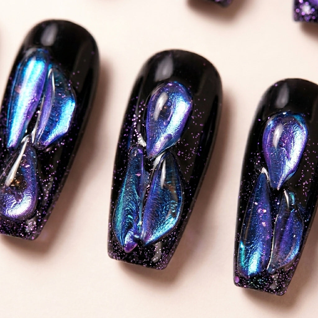 Makro-nærbilde av Venom Drip løsnegler — falske negler med lim, med detaljer av 3D chrome drip-former i lilla og blå iridescent over mørk glitter-base.