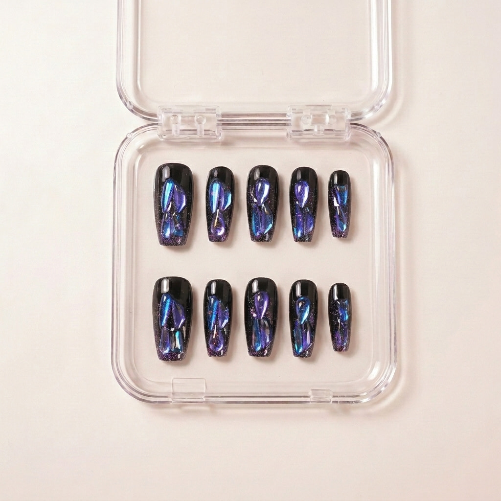 Venom Drip press on nails i etui — håndlaget lange coffin-negler med jet-svart base og 3D lilla-blå chrome drip-detaljer som skifter som slange-skjell.