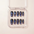 Venom Drip press on nails i etui — håndlaget lange coffin-negler med jet-svart base og 3D lilla-blå chrome drip-detaljer som skifter som slange-skjell.