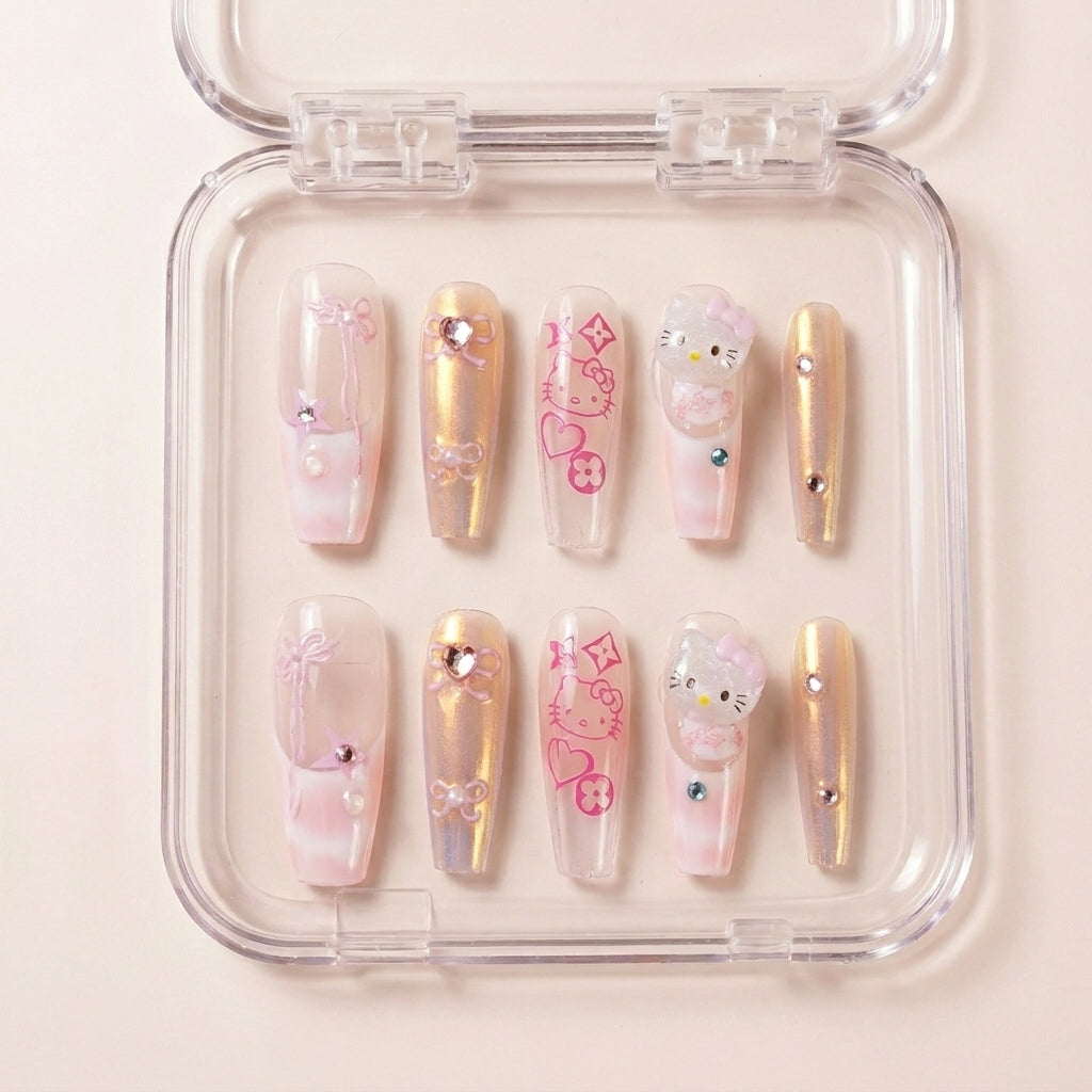 Y2K Royalty press on nails i etui — håndlaget extra lange coffin-negler med holografisk rosa chrome, Hello Kitty 3D charms, rosa monogram-print og sølv sløyfe-charms.