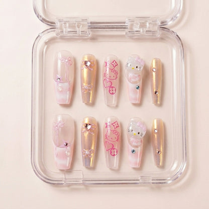 Y2K Royalty press on nails i etui — håndlaget extra lange coffin-negler med holografisk rosa chrome, Hello Kitty 3D charms, rosa monogram-print og sølv sløyfe-charms.